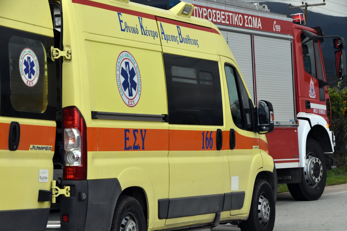 Άνδρας παγιδεύτηκε σε δύσβατο σημείο μετά από τροχαίο στην Άμφισσα – Επιχείρηση της Πυροσβεστικής με 3 οχήματα