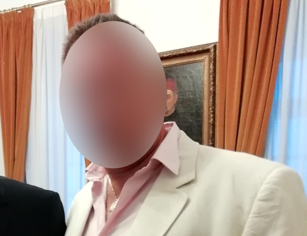 «Τον ανέφερα αλλά τον άφησαν ελεύθερο» λέει η γυναίκα του αστυνομικού της Βουλής που κακοποιούσε τα παιδιά του