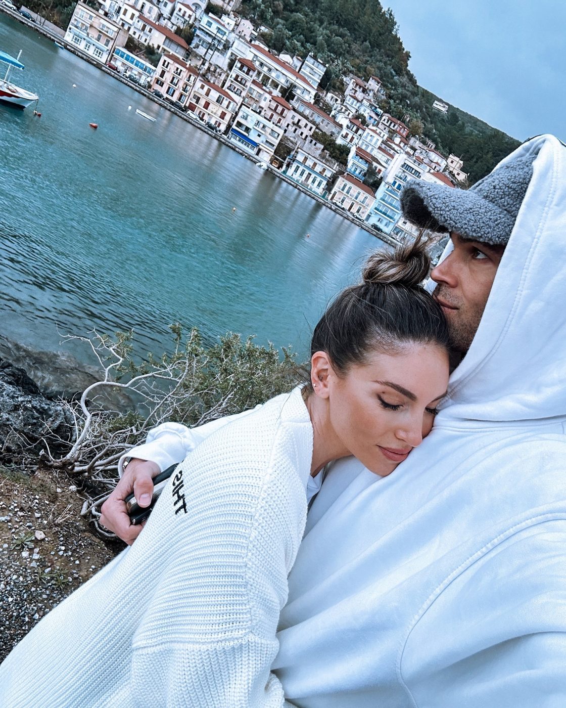 Αθηνά Οικονομάκου: Ο ρομαντικός περίπατος στην παραλία με τον Μπρούνο Τσερέλα – Εικόνες