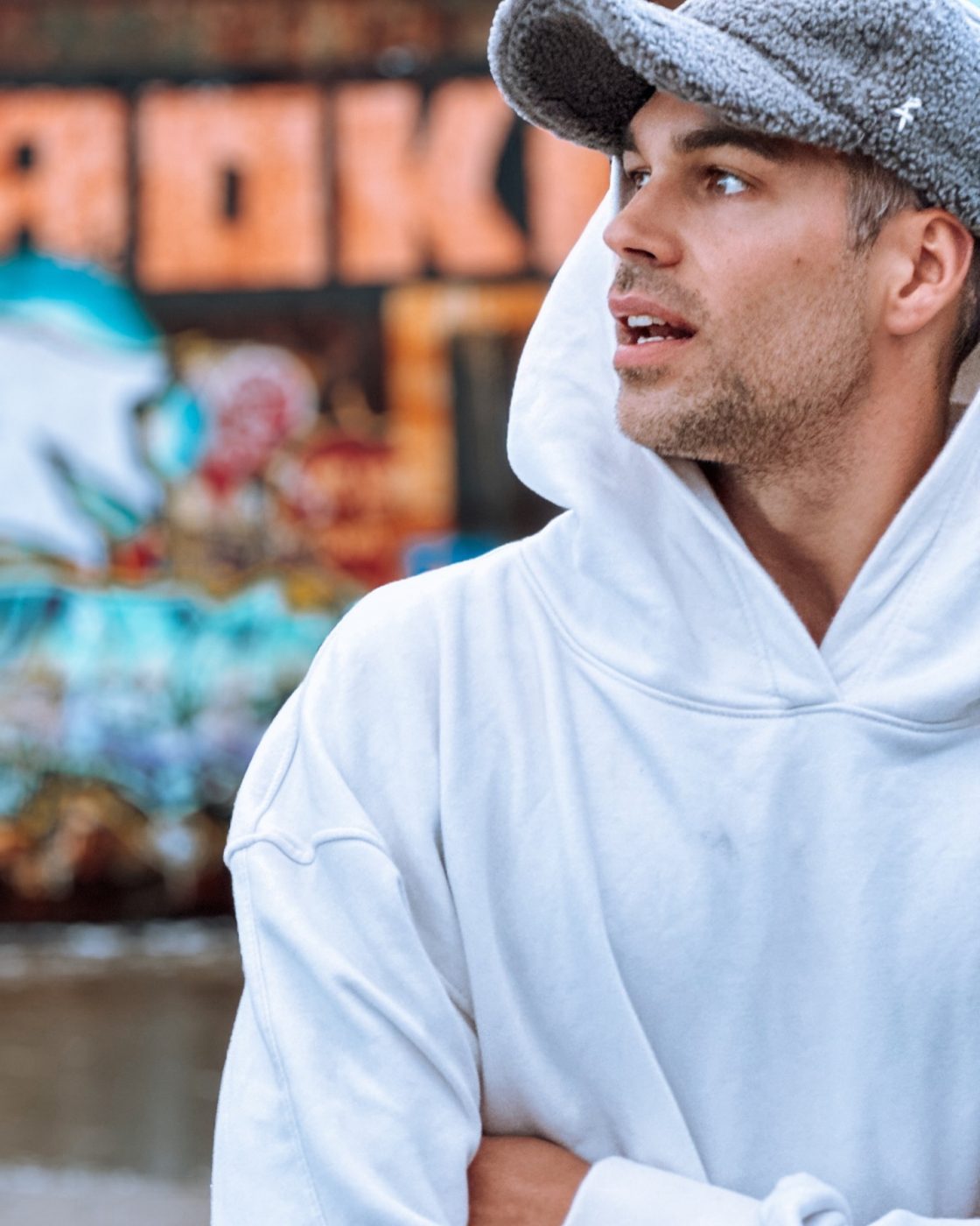 Αθηνά Οικονομάκου: Ο ρομαντικός περίπατος στην παραλία με τον Μπρούνο Τσερέλα – Εικόνες