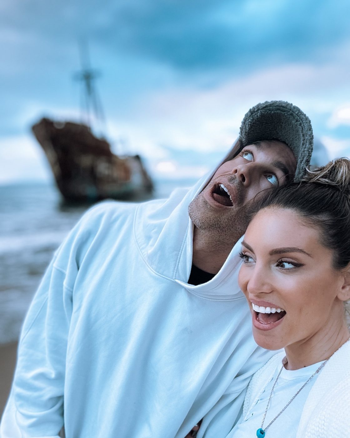 Αθηνά Οικονομάκου: Ο ρομαντικός περίπατος στην παραλία με τον Μπρούνο Τσερέλα – Εικόνες