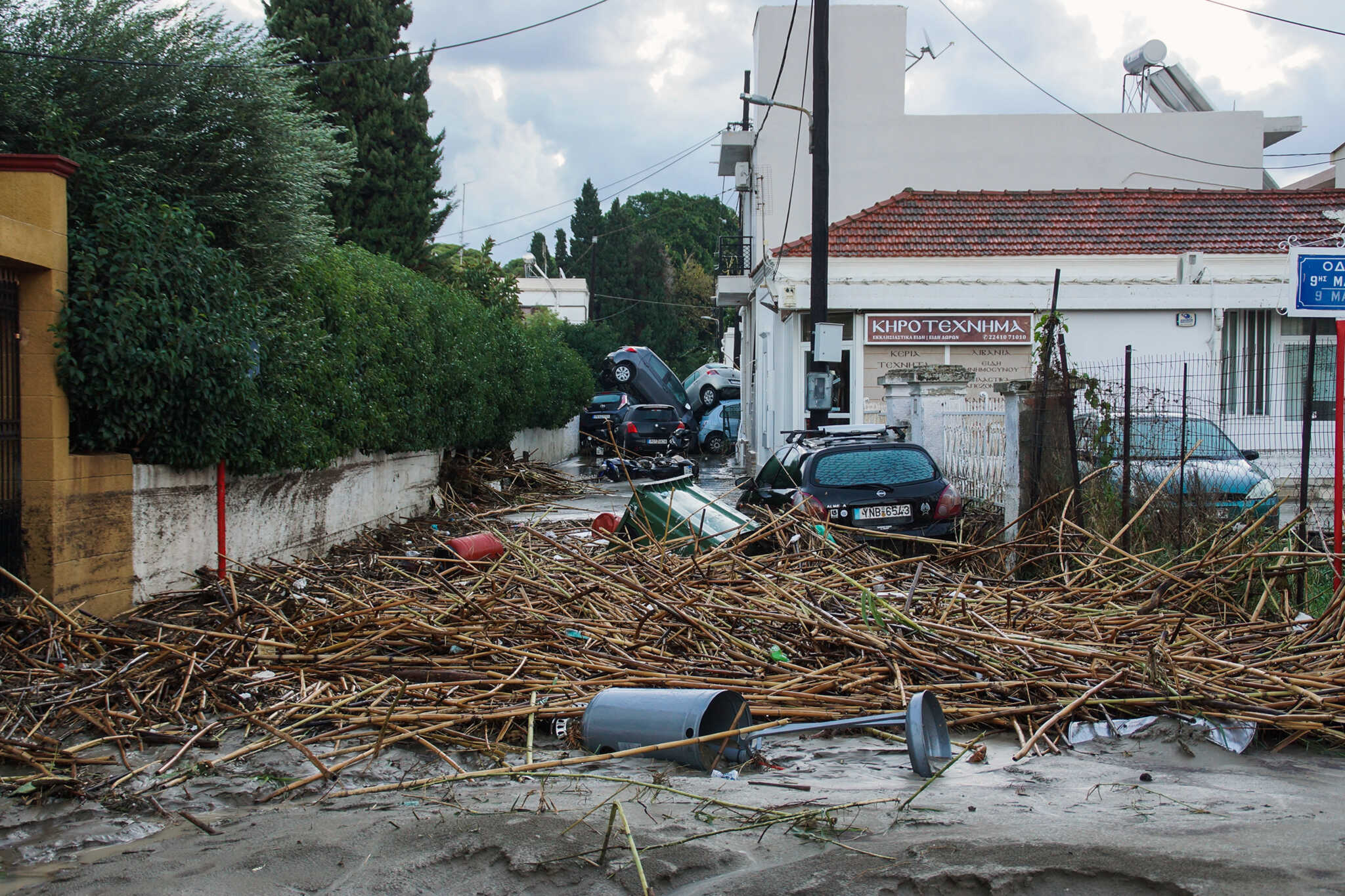 Σκηνές καταστροφής στη Ρόδο λόγω της κακοκαιρίας Bora: 170 χιλιοστά βροχής σε 12 ώρες – Το πιο έντονο πλημμυρικό φαινόμενο στο νησί