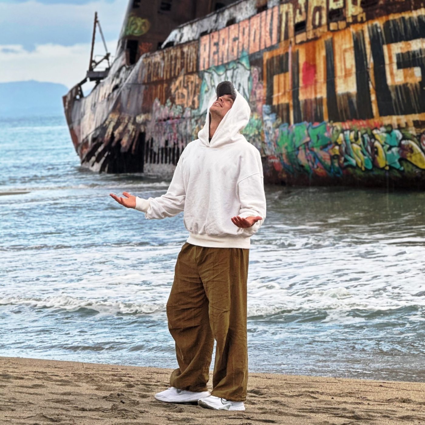 Αθηνά Οικονομάκου: Ο ρομαντικός περίπατος στην παραλία με τον Μπρούνο Τσερέλα – Εικόνες