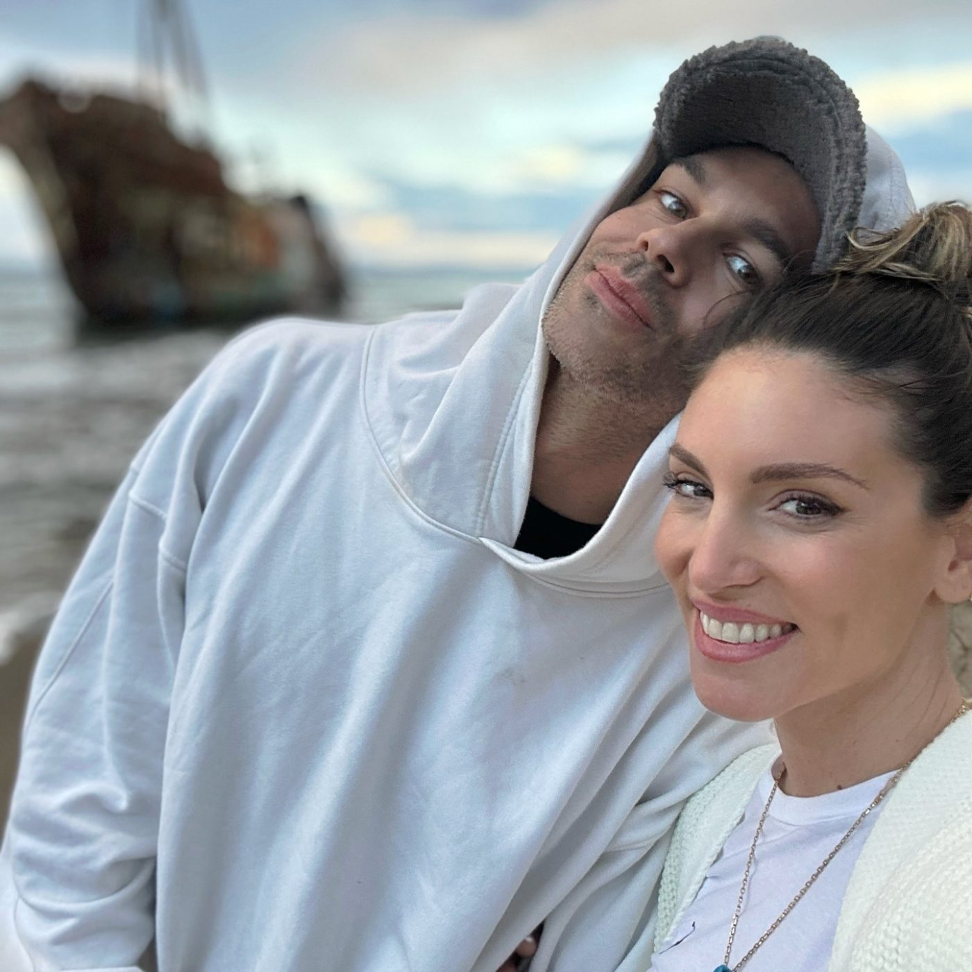 Αθηνά Οικονομάκου: Ο ρομαντικός περίπατος στην παραλία με τον Μπρούνο Τσερέλα – Εικόνες