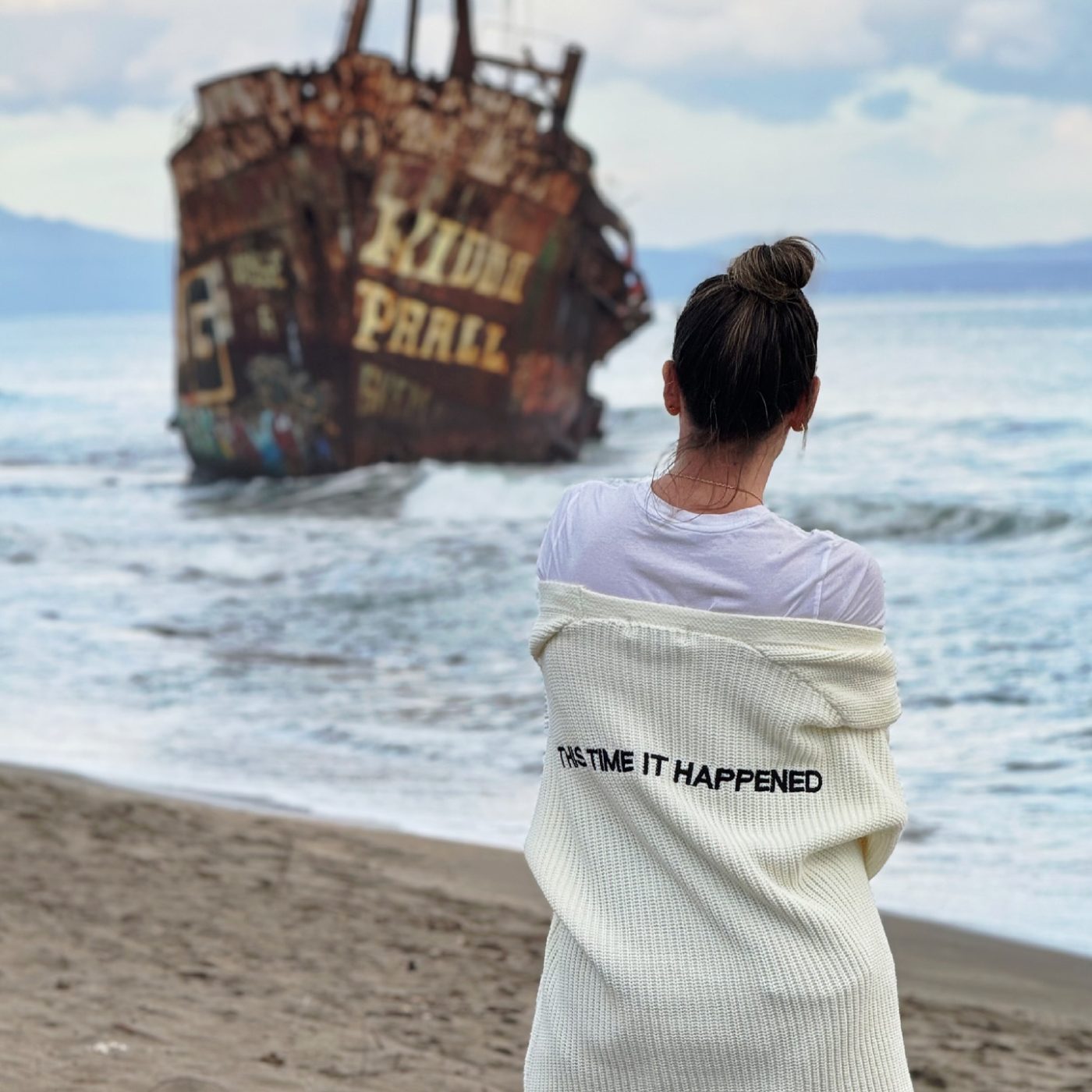 Αθηνά Οικονομάκου: Ο ρομαντικός περίπατος στην παραλία με τον Μπρούνο Τσερέλα – Εικόνες