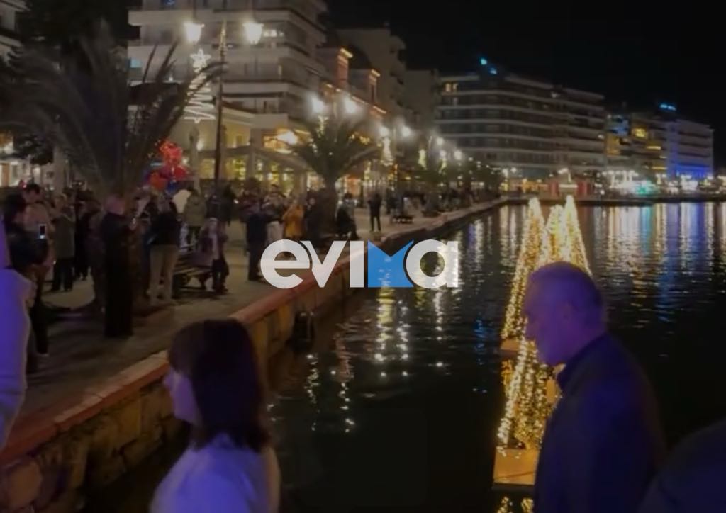 Η Χαλκίδα «φωτίστηκε» με 60.000 γιορτινά λαμπάκια – Εκπληκτικές εικόνες 11 Η Χαλκίδα «φωτίστηκε» με 60.000 γιορτινά λαμπάκια – Εκπληκτικές εικόνες