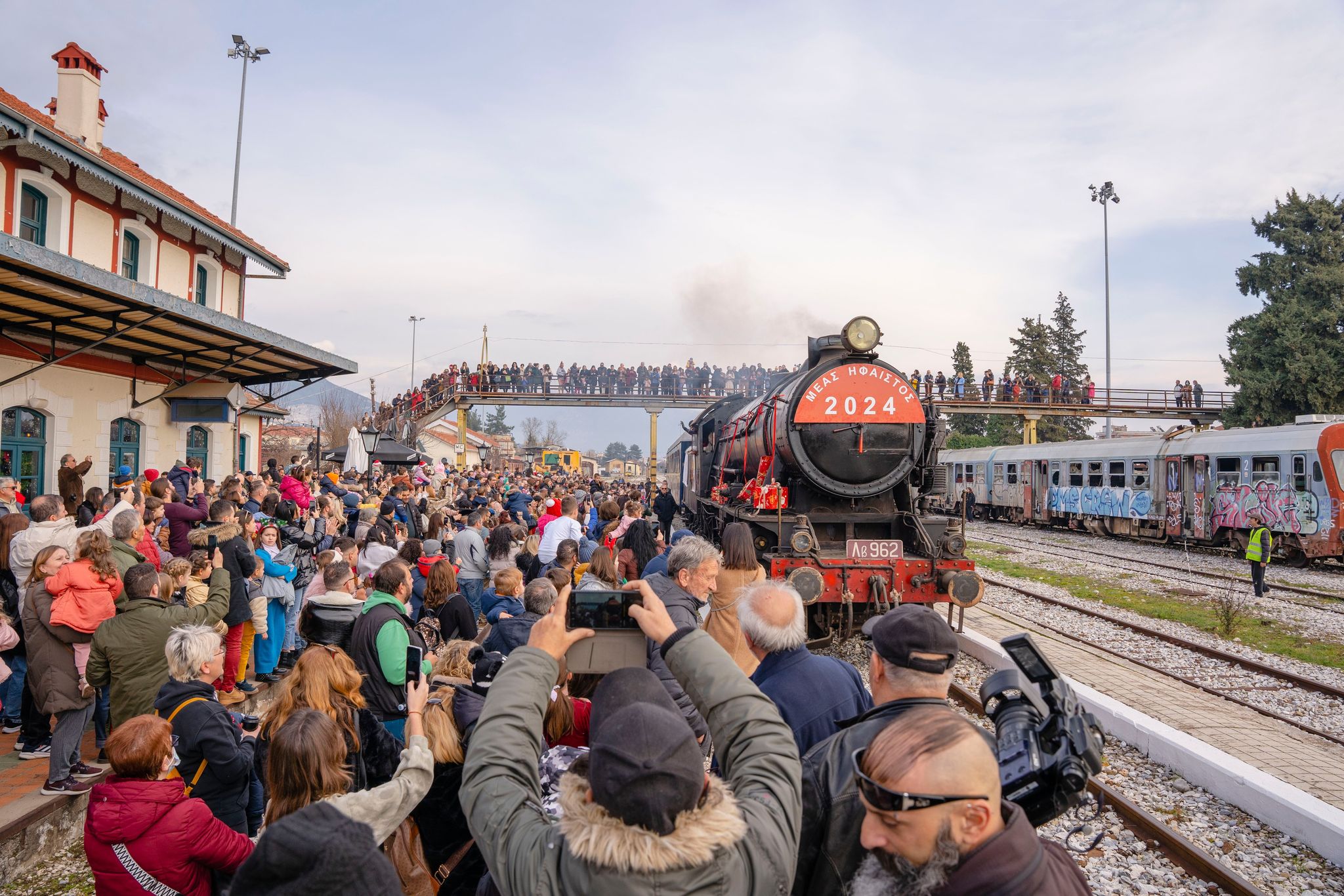 Ο Άγιος Βασίλης ήρθε με τρένο στη Δράμα για να δώσει δώρα στα παιδιά