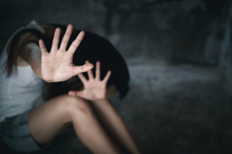 Θεσσαλονίκη: Αστυνομικός συνελήφθη για επίθεση στη σύζυγό του – Κατήγγειλε ότι την έσπρωξε και την έφτυσε μπροστά στο παιδί τους