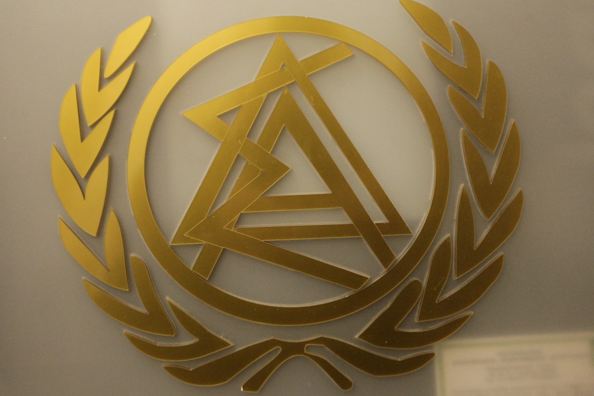 Δικηγόροι καλούνται να παρέχουν εξηγήσεις για τις υποθέσεις του αστυνομικού της Βουλής και της Ειρήνης Μουρτζούκου