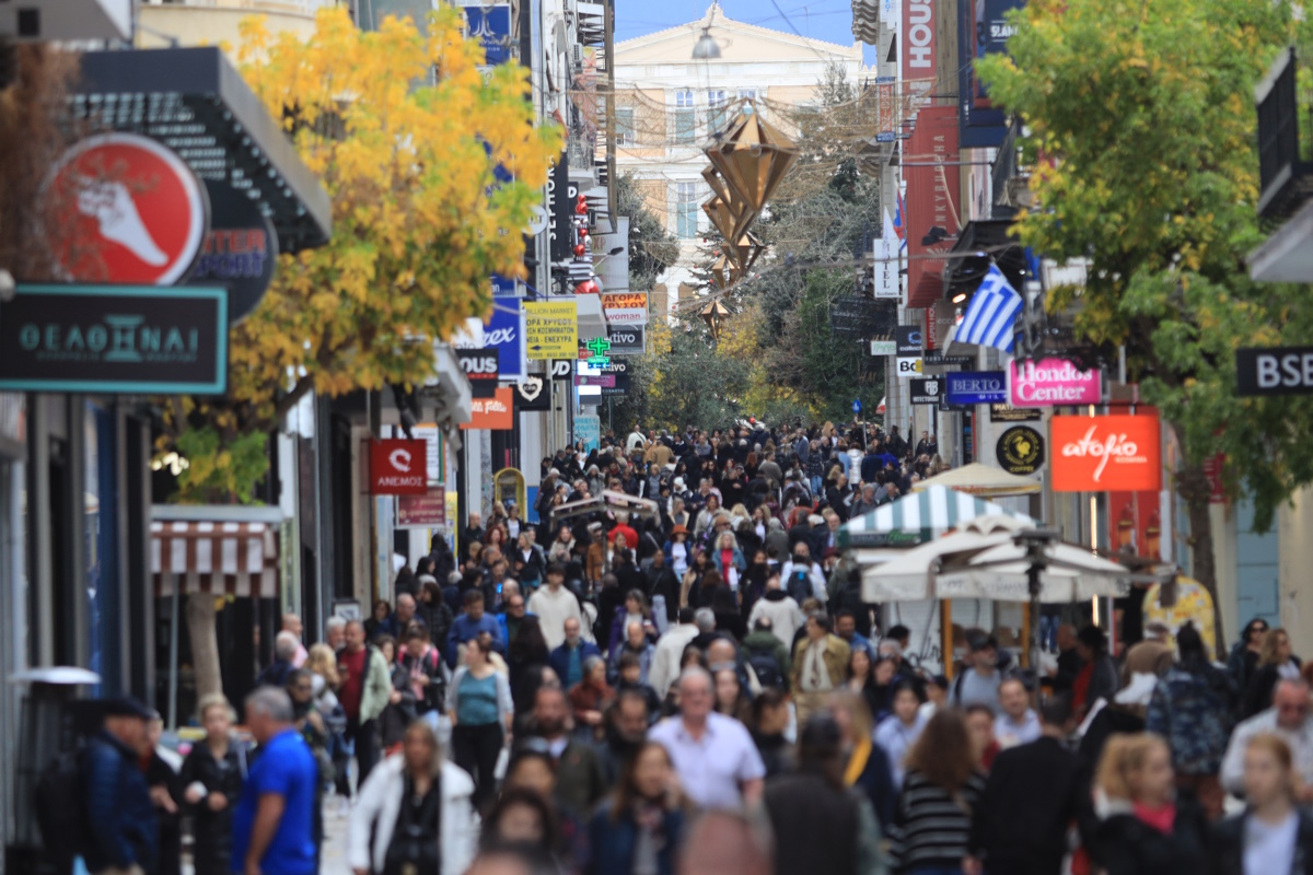 Το αδιαχώρητο στα καταστήματα της Αθήνας για τις τελευταίες αγορές