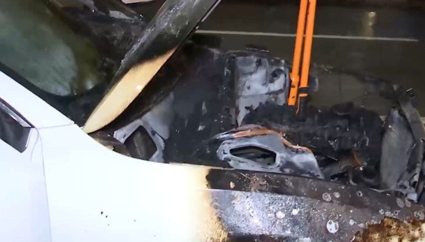 Πυρκαγιά σε αυτοκίνητο εν κινήσει στη Λεωφόρο Νίκης στη Θεσσαλονίκη – Μέσα ήταν δύο άτομα