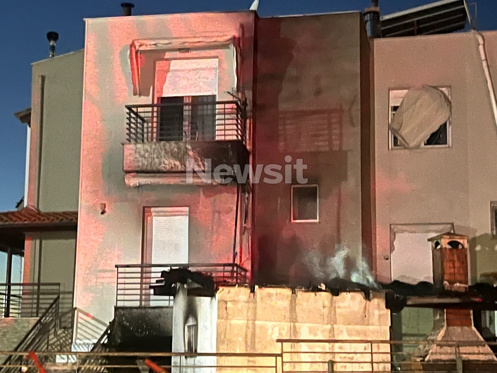 Φωτιά στη Θεσσαλονίκη: Δίπλα στις φλόγες διαμέρισμα – Διασώθηκε με ασφάλεια μία οικογένεια 12 Φωτιά στη Θεσσαλονίκη: Δίπλα στις φλόγες διαμέρισμα – Διασώθηκε με ασφάλεια μία οικογένεια
