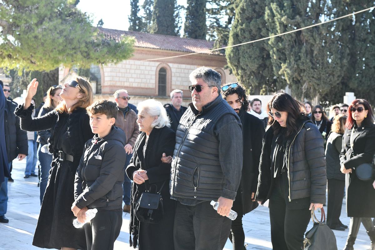 Κηδεία Δημήτρη Ήμελλου: Συγκινημένος ο γιος του, Φοίβος στο τελευταίο «αντίο» 6 Κηδεία Δημήτρη Ήμελλου: Συγκινημένος ο γιος του, Φοίβος στο τελευταίο «αντίο»