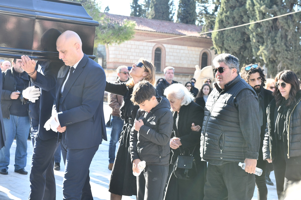 Κηδεία Δημήτρη Ήμελλου: Συγκινημένος ο γιος του, Φοίβος στο τελευταίο «αντίο» 5 Κηδεία Δημήτρη Ήμελλου: Συγκινημένος ο γιος του, Φοίβος στο τελευταίο «αντίο»