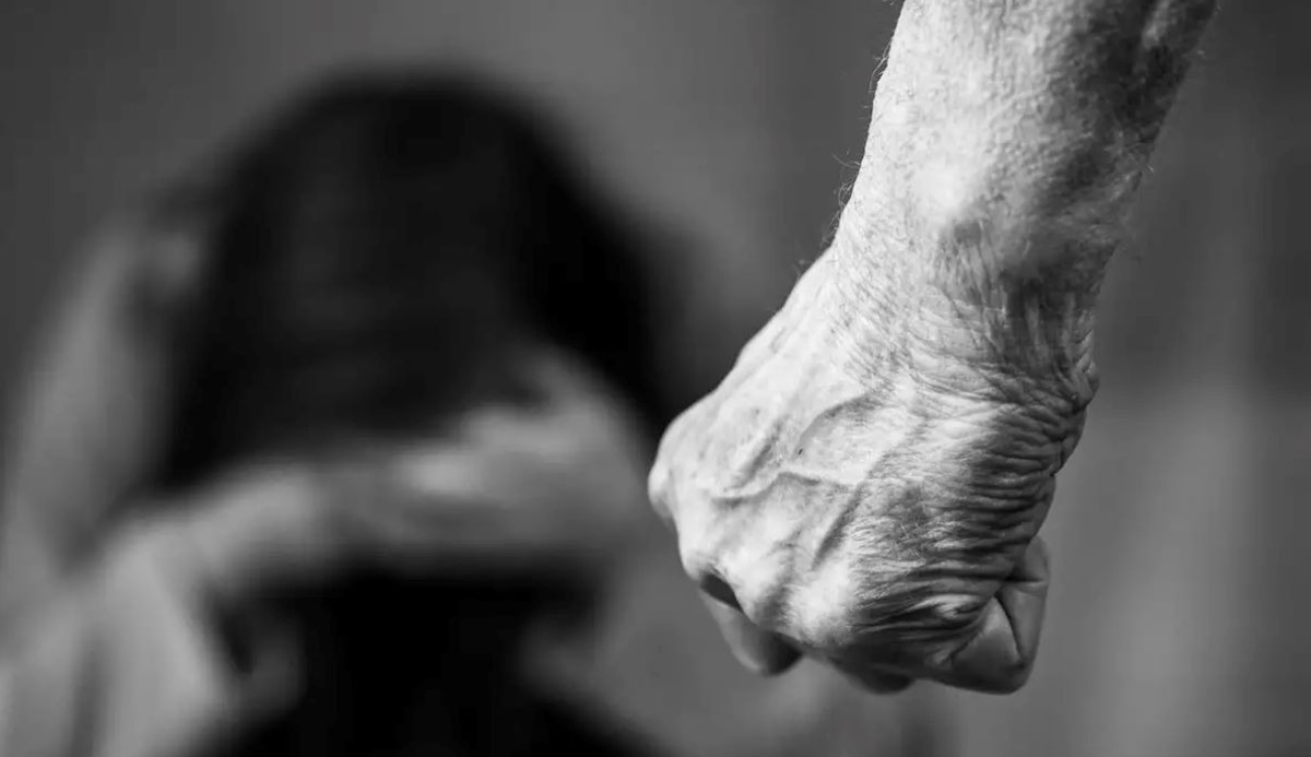 Γκύζη: Χτύπησε βάναυσα την ηλικιωμένη μητέρα του και επιχείρησε να την κάψει με πετρέλαιο