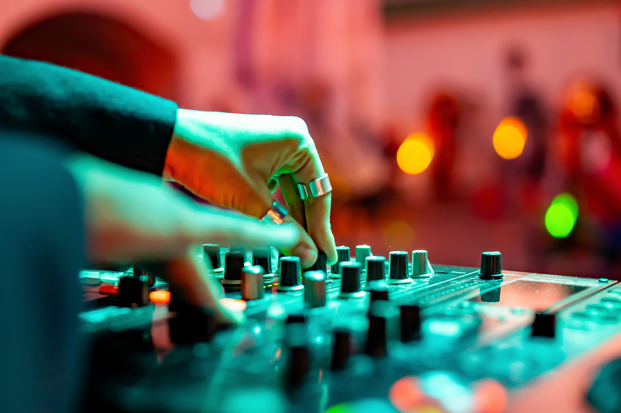 Η ξανθιά DJ Μικαέλα, τα ιδιωτικά πάρτι με κοκαΐνη στα Καλύβια και το χρηματοκιβώτιο με 43.000 ευρώ