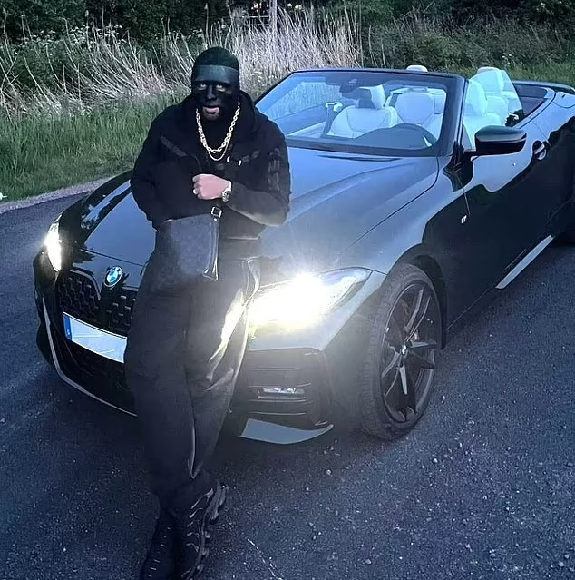 Σουηδία: Δημοφιλής ράπερ δολοφονήθηκε σε ζωντανή μετάδοση – Ο εκτελεστής του είχε στήσει καρτέρι σε πάρκινγκ 2 Σουηδία: Δημοφιλής ράπερ δολοφονήθηκε σε ζωντανή μετάδοση – Ο εκτελεστής του είχε στήσει καρτέρι σε πάρκινγκ