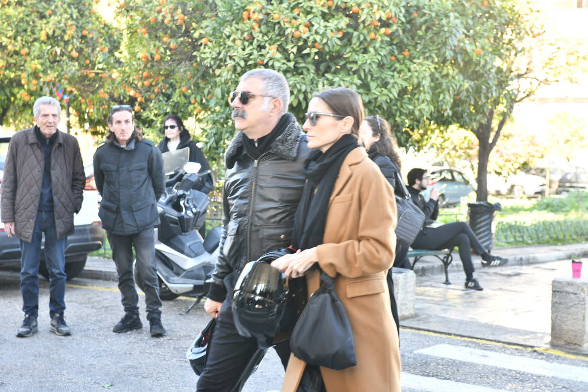 Κηδεία Δημήτρη Ήμελλου: Οι ηθοποιοί του «Σασμού» στο Α’ Κοιμητήριο για το τελευταίο «αντίο» 30 Κηδεία Δημήτρη Ήμελλου: Οι ηθοποιοί του «Σασμού» στο Α’ Κοιμητήριο για το τελευταίο «αντίο»