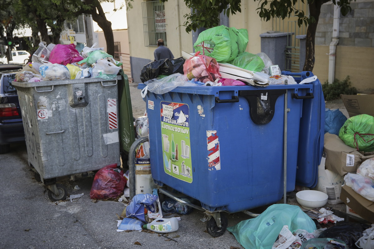 Νέα Σμύρνη: Μεθυσμένος βρέθηκε σε κάδο σκουπιδιών – Τον βρήκαν υπάλληλοι καθαριότητας