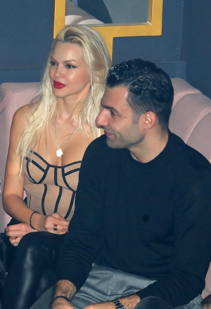 Βίκυ Κάβουρα – Γιώργος Τζαβέλλας: Σε ζεστές στιγμές σε βραδινή έξοδο – Φωτογραφίες 11 Βίκυ Κάβουρα – Γιώργος Τζαβέλλας: Σε ζεστές στιγμές σε βραδινή έξοδο – Φωτογραφίες