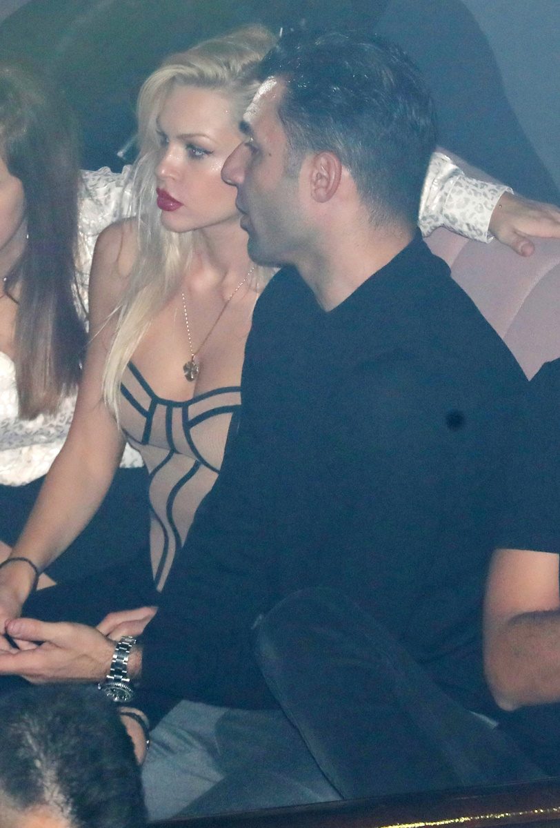 Βίκυ Κάβουρα – Γιώργος Τζαβέλλας: Σε ζεστές στιγμές σε βραδινή έξοδο – Φωτογραφίες 12 Βίκυ Κάβουρα – Γιώργος Τζαβέλλας: Σε ζεστές στιγμές σε βραδινή έξοδο – Φωτογραφίες