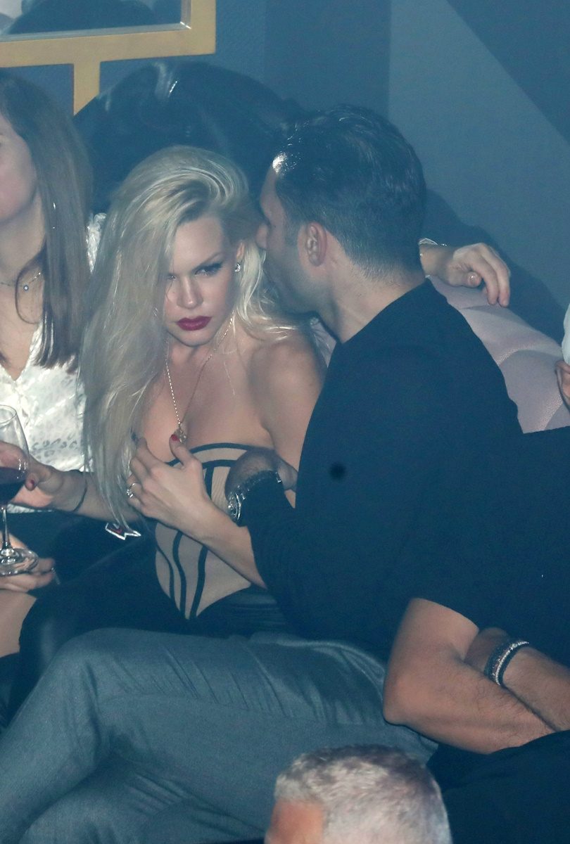 Βίκυ Κάβουρα – Γιώργος Τζαβέλλας: Σε ζεστές στιγμές σε βραδινή έξοδο – Φωτογραφίες 13 Βίκυ Κάβουρα – Γιώργος Τζαβέλλας: Σε ζεστές στιγμές σε βραδινή έξοδο – Φωτογραφίες