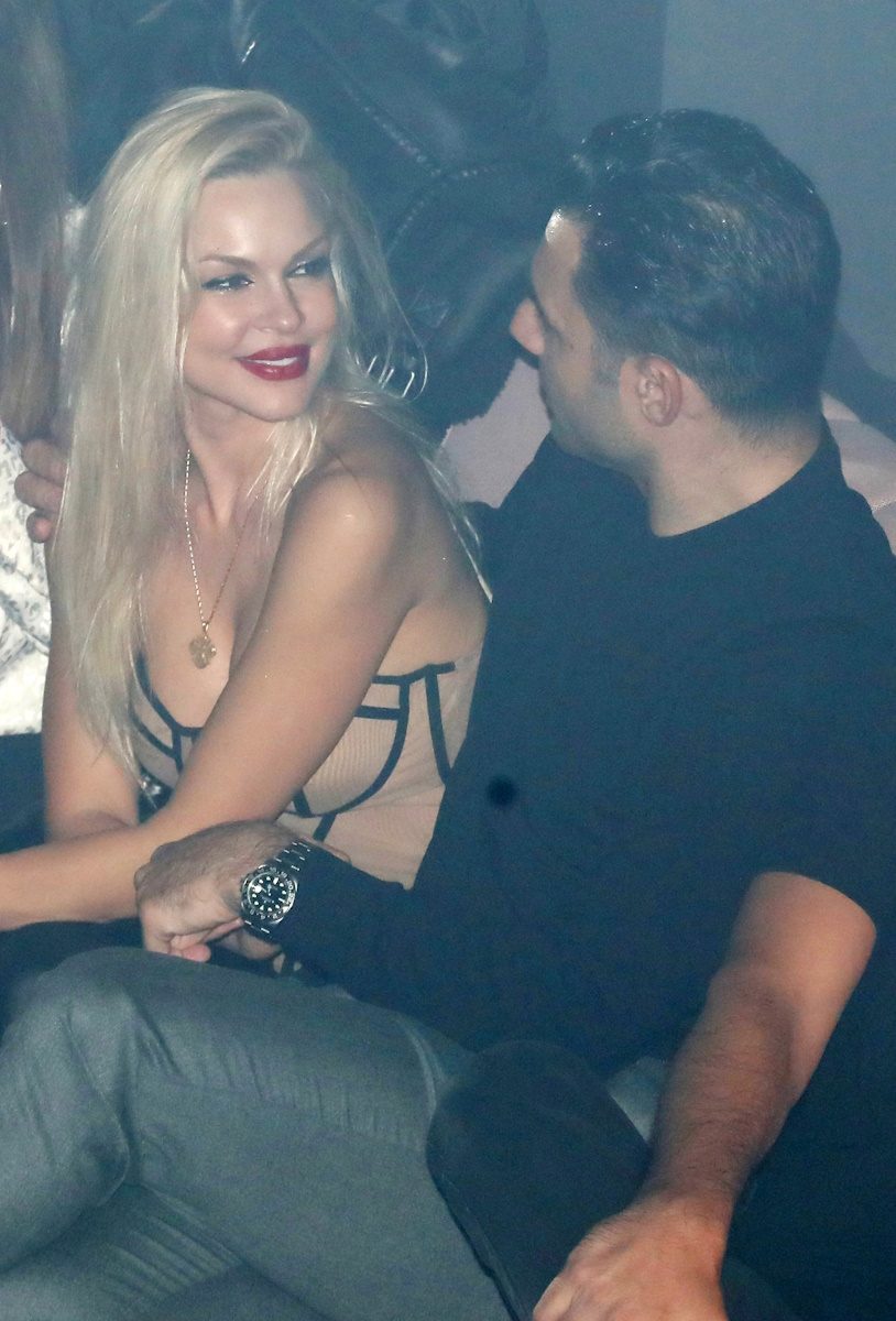 Βίκυ Κάβουρα – Γιώργος Τζαβέλλας: Σε ζεστές στιγμές σε βραδινή έξοδο – Φωτογραφίες 14 Βίκυ Κάβουρα – Γιώργος Τζαβέλλας: Σε ζεστές στιγμές σε βραδινή έξοδο – Φωτογραφίες