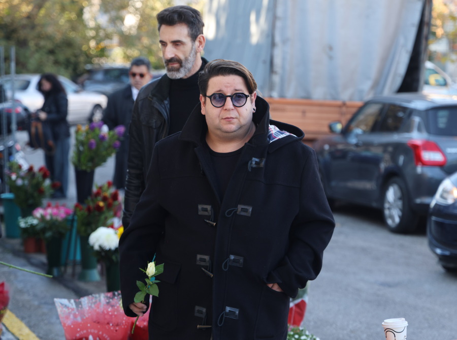 Κηδεία Δημήτρη Ήμελλου: Οι ηθοποιοί του «Σασμού» στο Α’ Κοιμητήριο για το τελευταίο «αντίο» 23 Κηδεία Δημήτρη Ήμελλου: Οι ηθοποιοί του «Σασμού» στο Α’ Κοιμητήριο για το τελευταίο «αντίο»