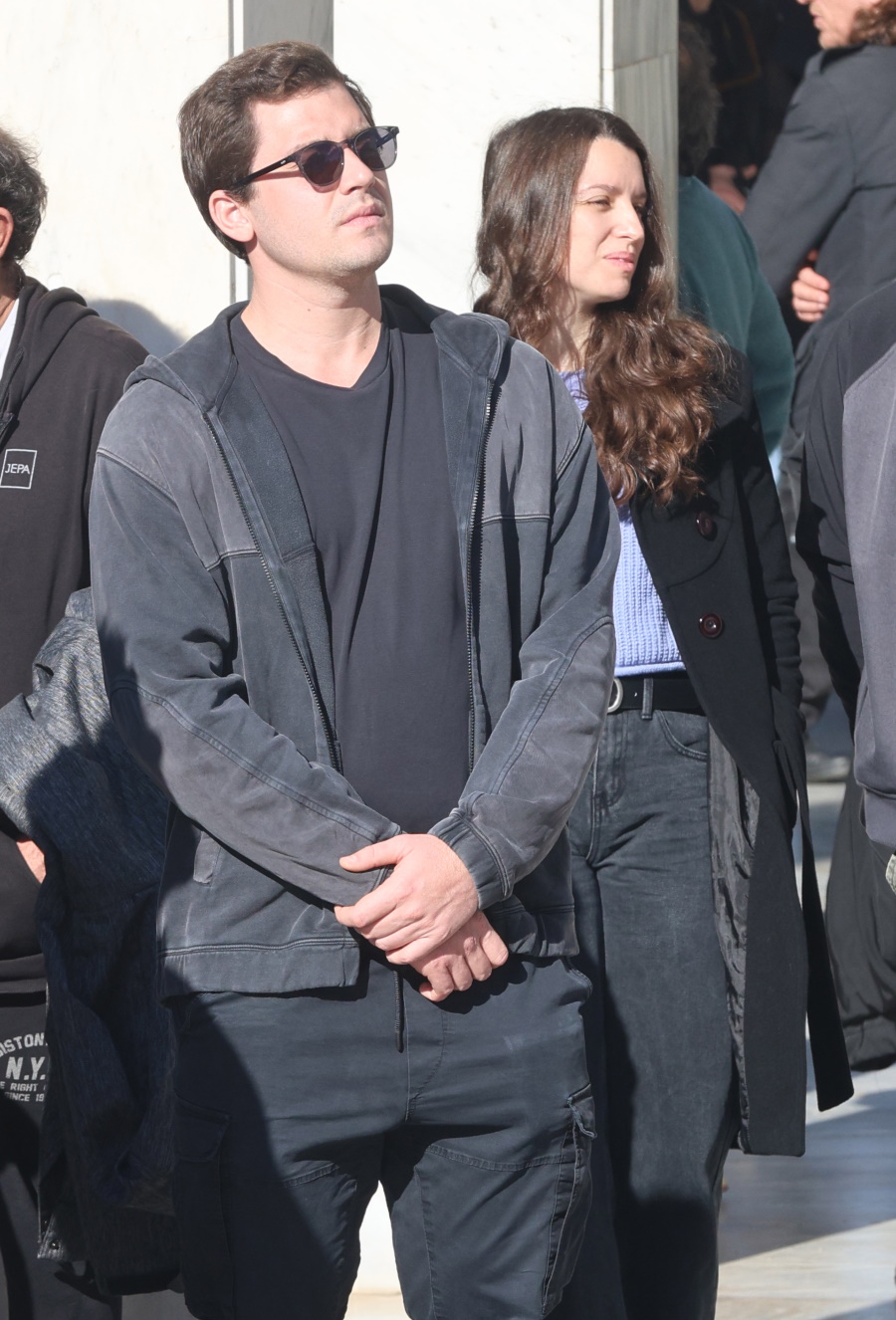 Κηδεία Δημήτρη Ήμελλου: Οι ηθοποιοί του «Σασμού» στο Α’ Κοιμητήριο για το τελευταίο «αντίο» 27 Κηδεία Δημήτρη Ήμελλου: Οι ηθοποιοί του «Σασμού» στο Α’ Κοιμητήριο για το τελευταίο «αντίο»