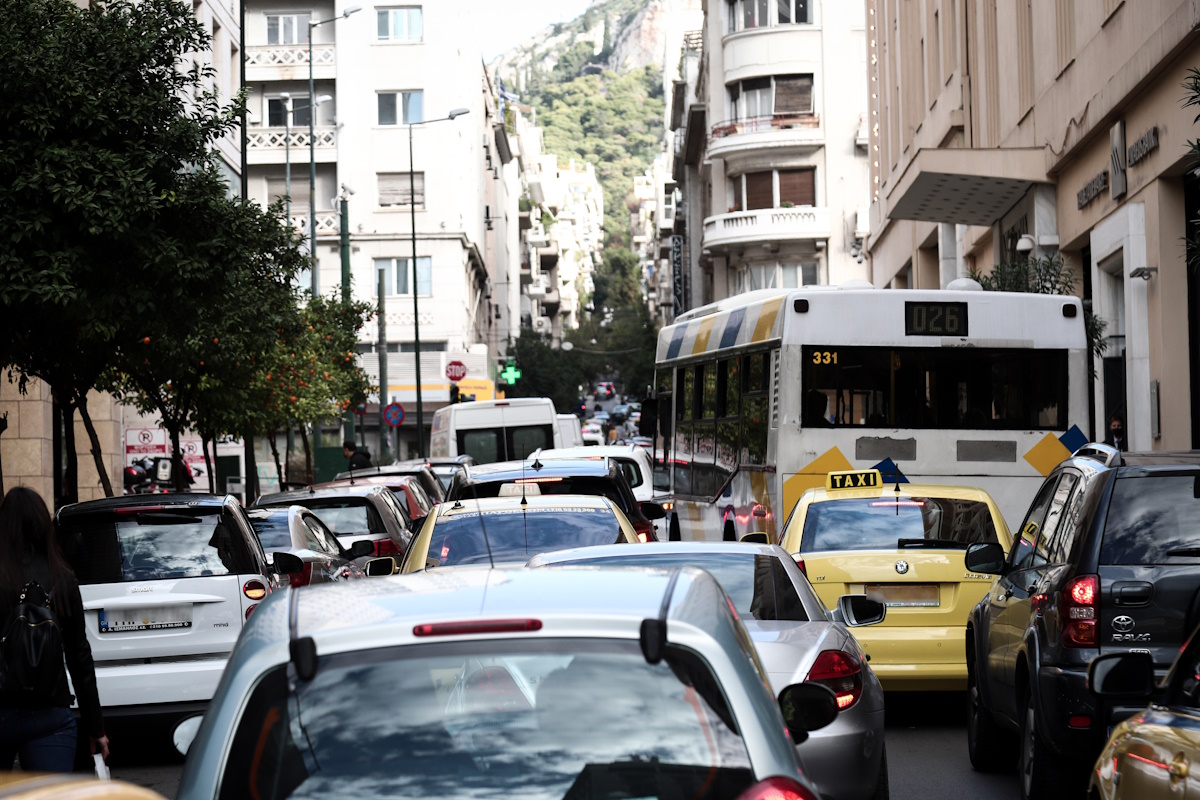 Κίνηση στους δρόμους: Μεγάλες καθυστερήσεις σε Κηφισό, Αττική Οδό και Κηφισίας – Προβλήματα και στο κέντρο της Αθήνας