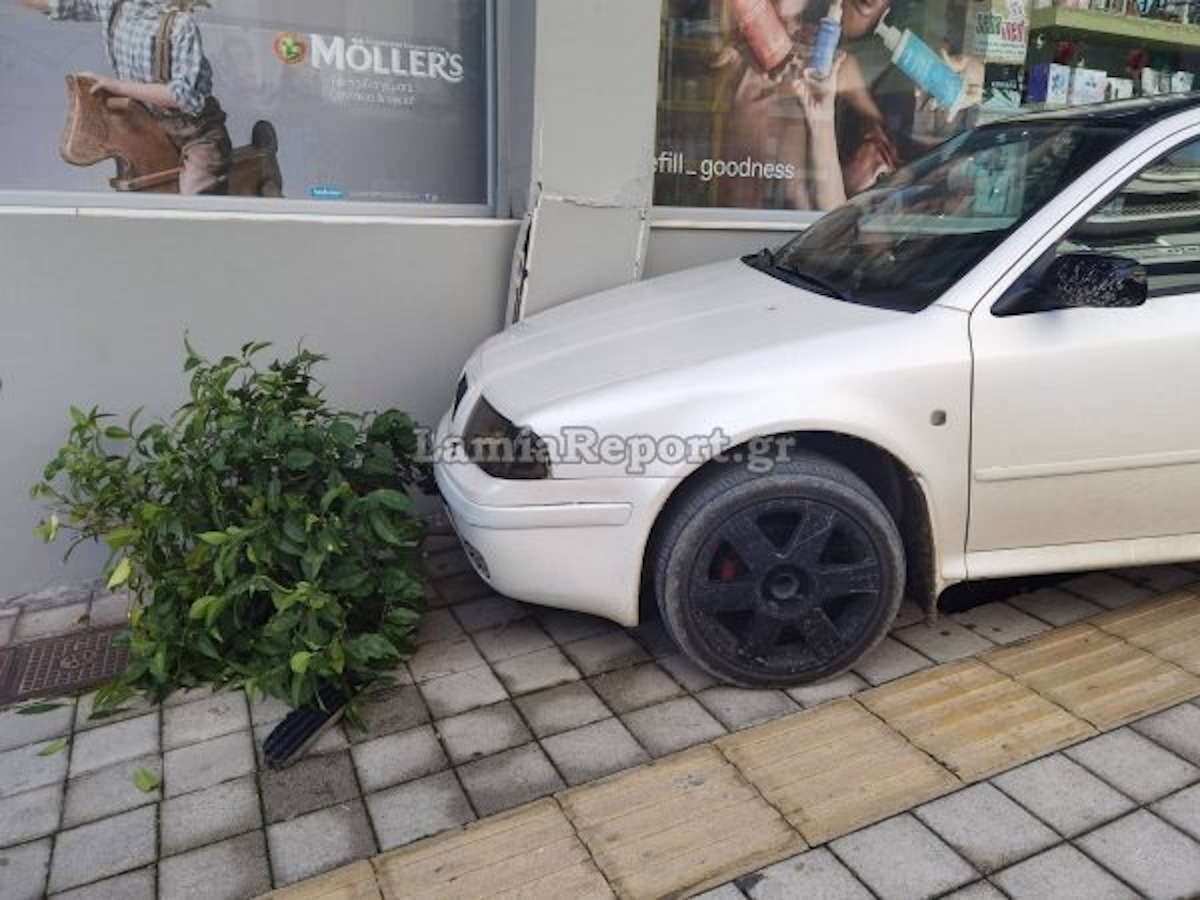 Λαμία: Ξεφόρτωσε το χειρόφρενο οχήματος, προσέκρουσε σε ταξί και εισήλθε σε φαρμακείο 8 Λαμία: Ξεφόρτωσε το χειρόφρενο οχήματος, προσέκρουσε σε ταξί και εισήλθε σε φαρμακείο