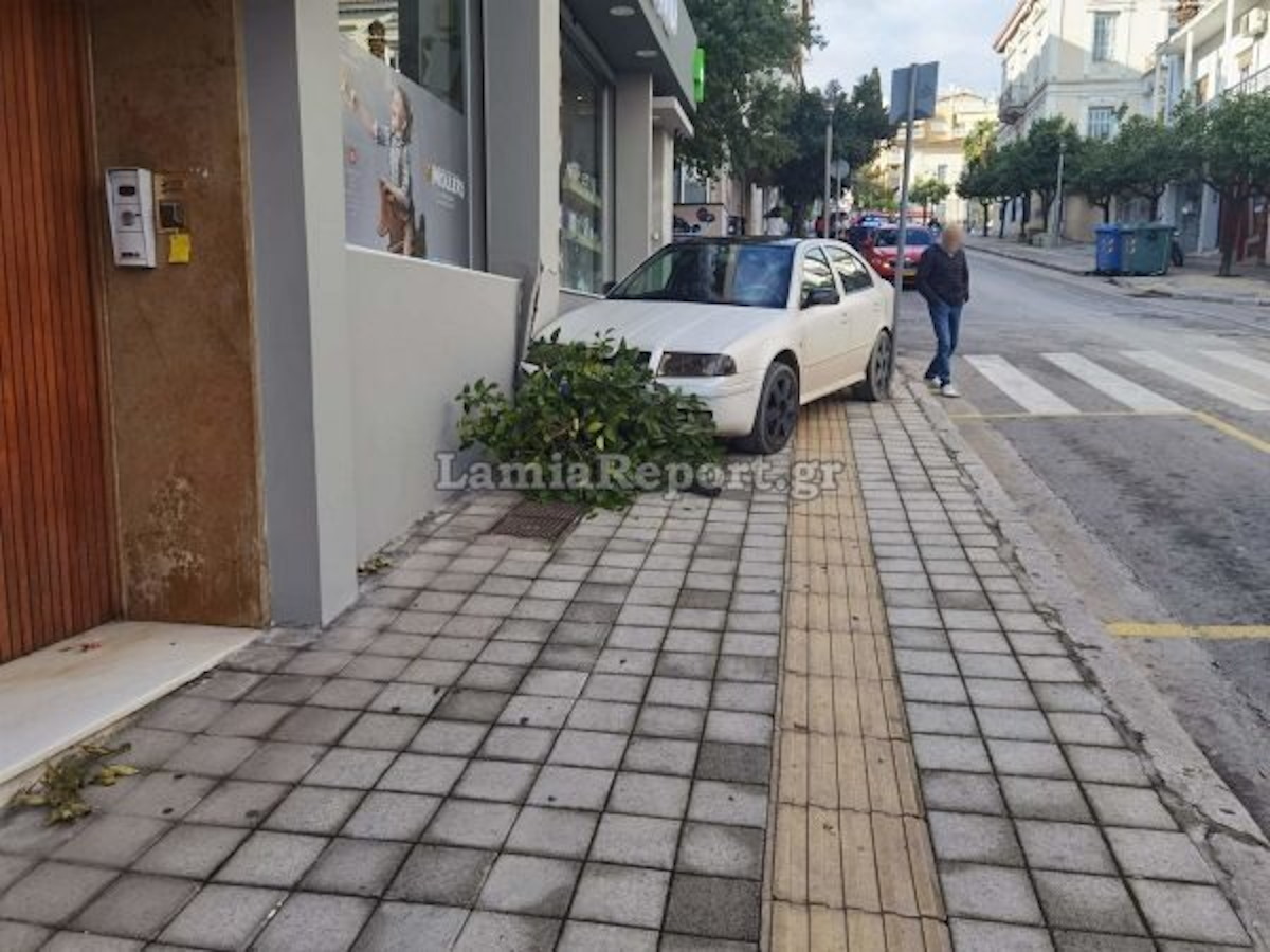 Λαμία: Ξεφόρτωσε το χειρόφρενο οχήματος, προσέκρουσε σε ταξί και εισήλθε σε φαρμακείο
