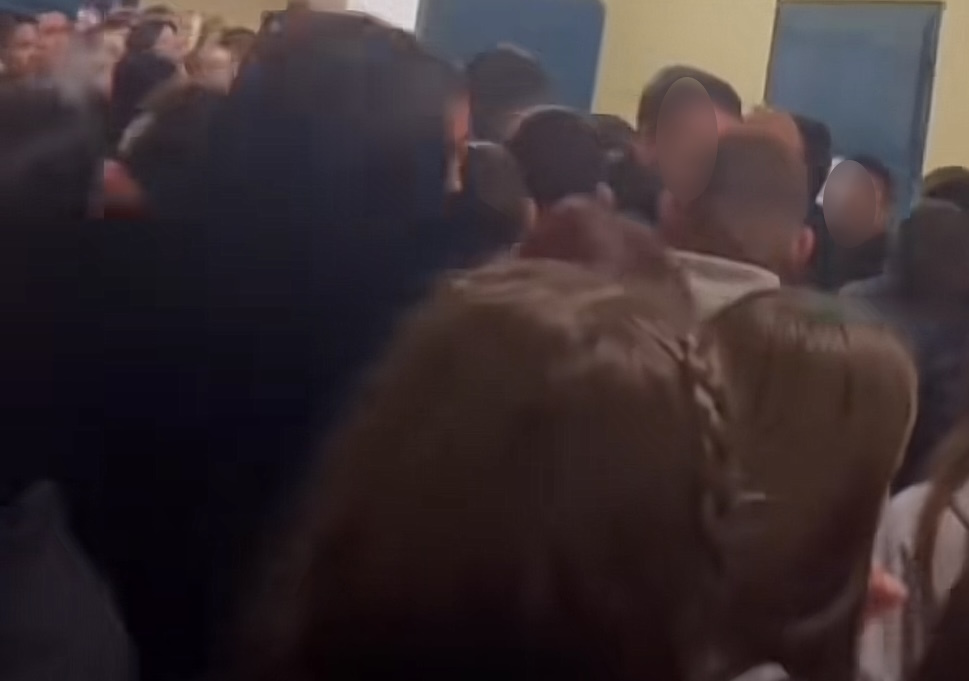 Λάρισα: Ξεσπά η 15χρονη που υπέστη σεξουαλική παρενόχληση από φίλο της 9 Λάρισα: Ξεσπά η 15χρονη που υπέστη σεξουαλική παρενόχληση από φίλο της
