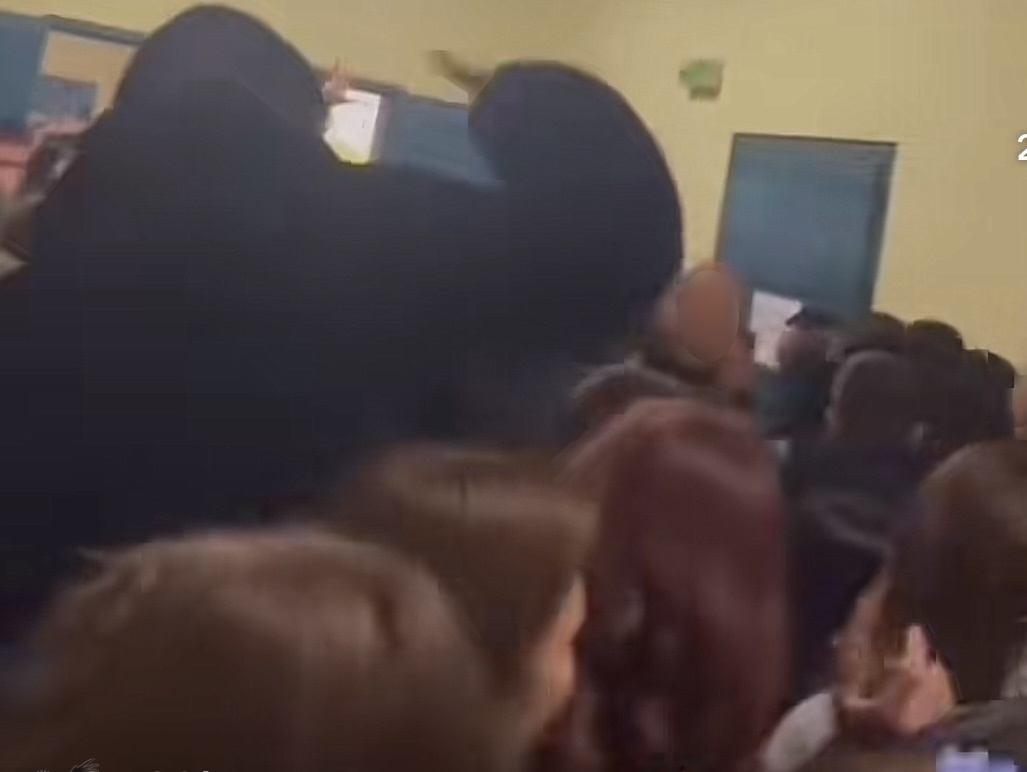 Λάρισα: Ξεσπά η 15χρονη που υπέστη σεξουαλική παρενόχληση από φίλο της 8 Λάρισα: Ξεσπά η 15χρονη που υπέστη σεξουαλική παρενόχληση από φίλο της