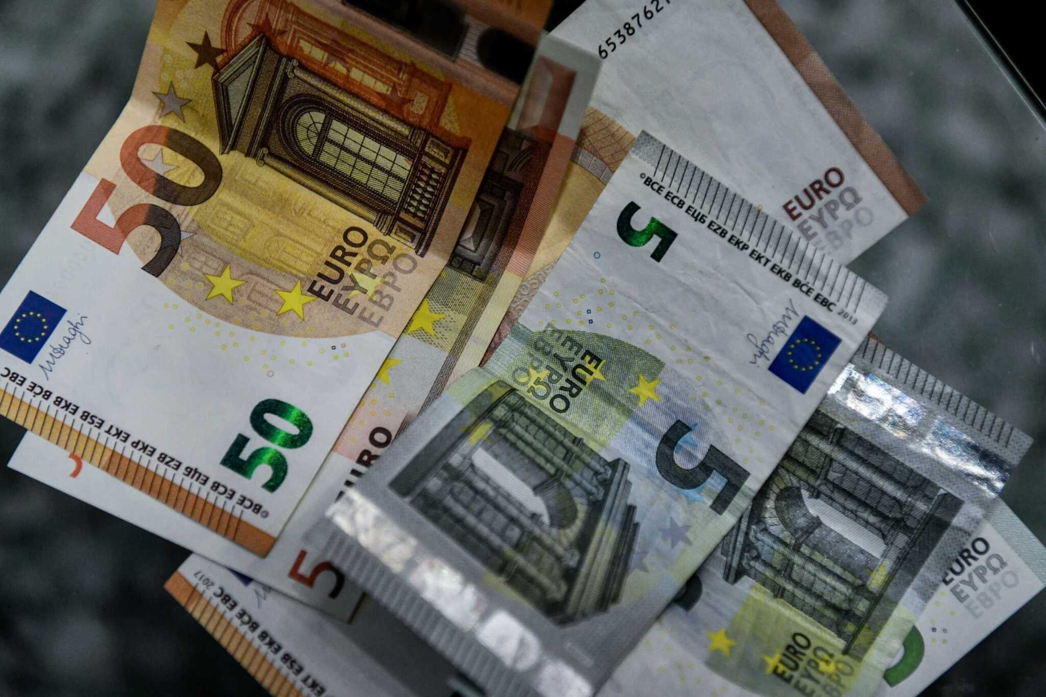 Δημόσιοι υπάλληλοι προσέφυγαν στα δικαστήρια ζητώντας την επαναφορά του 13ου και 14ου μισθού