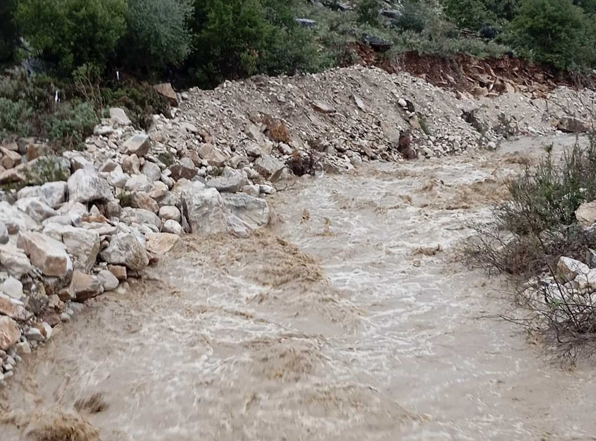 Φουσκωμένος χείμαρρος παγίδευσε κτηνοτρόφο στο Αγρίνιο - Διασώθηκε χάρη στην παρέμβαση των πυροσβεστών 9 Φουσκωμένος χείμαρρος παγίδευσε κτηνοτρόφο στο Αγρίνιο - Διασώθηκε χάρη στην παρέμβαση των πυροσβεστών