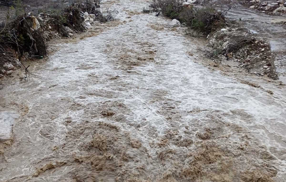 Φουσκωμένος χείμαρρος παγίδευσε κτηνοτρόφο στο Αγρίνιο – Διασώθηκε χάρη στην παρέμβαση των πυροσβεστών
