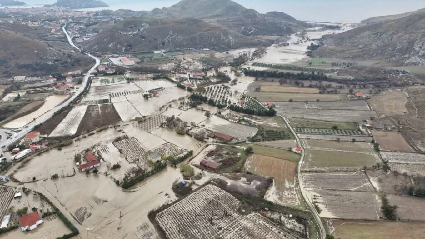 Η Λήμνος «βούλιαξε» στο νερό και στις λάσπες λόγω της κακοκαιρίας Bora: Δύο νεκροί και μεγάλες ζημιές 15 Η Λήμνος «βούλιαξε» στο νερό και στις λάσπες λόγω της κακοκαιρίας Bora: Δύο νεκροί και μεγάλες ζημιές