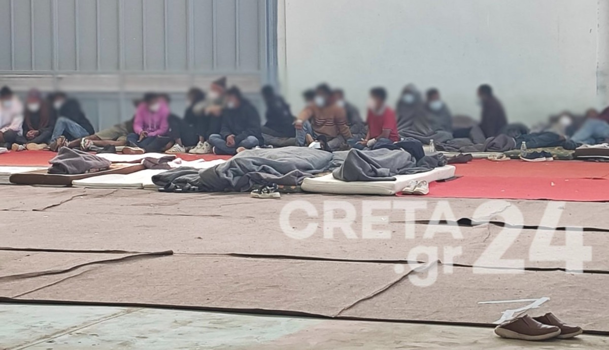 Ναυάγιο στη Γαύδο: Η στιγμή που ελικόπτερο της Πολεμικής Αεροπορίας σώζει μετανάστη