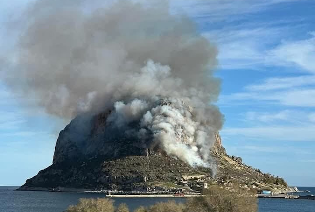 Φωτιά στη Μονεμβασιά: Απογειώθηκαν δύο ελικόπτερα