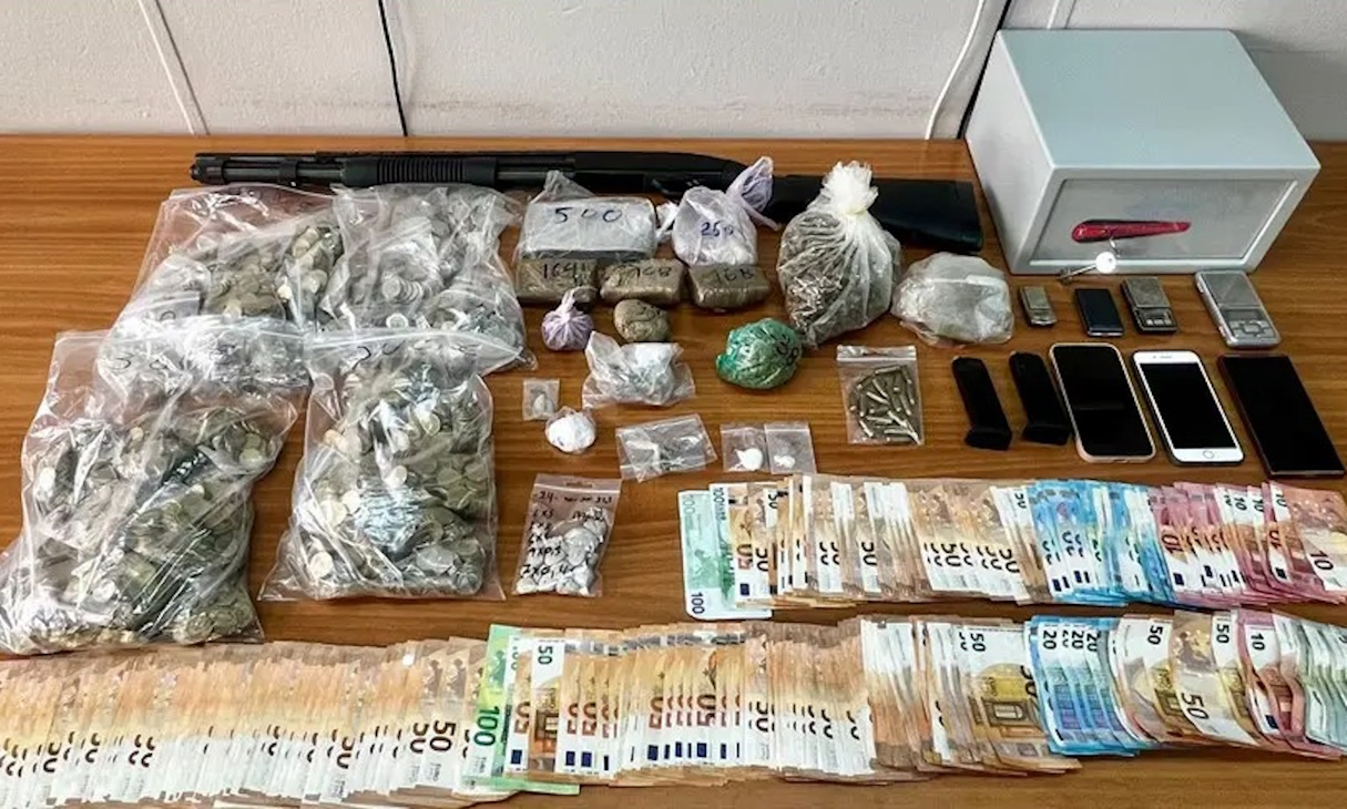 Σύλληψη 5 μελών δικτύου ναρκωτικών – Διακινούσαν έξω από κέντρο απεξάρτησης στην Αθήνα