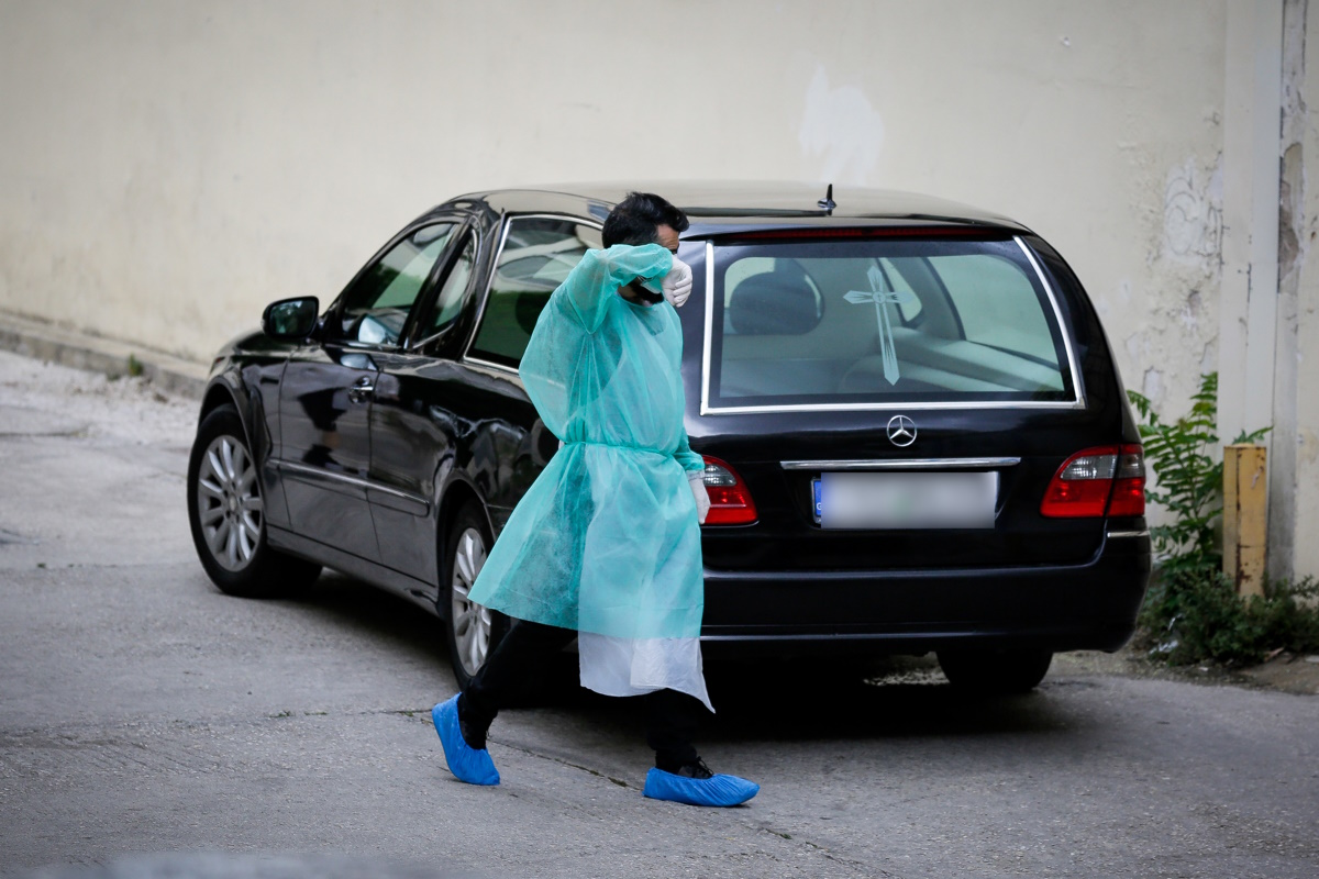 Αχαΐα: Νεκροφόρα που μετέφερε πτώμα συγκρούστηκε με αυτοκίνητο – Στο νοσοκομείο δύο τραυματισμένοι 1 Αχαΐα: Νεκροφόρα που μετέφερε πτώμα συγκρούστηκε με αυτοκίνητο – Στο νοσοκομείο δύο τραυματισμένοι