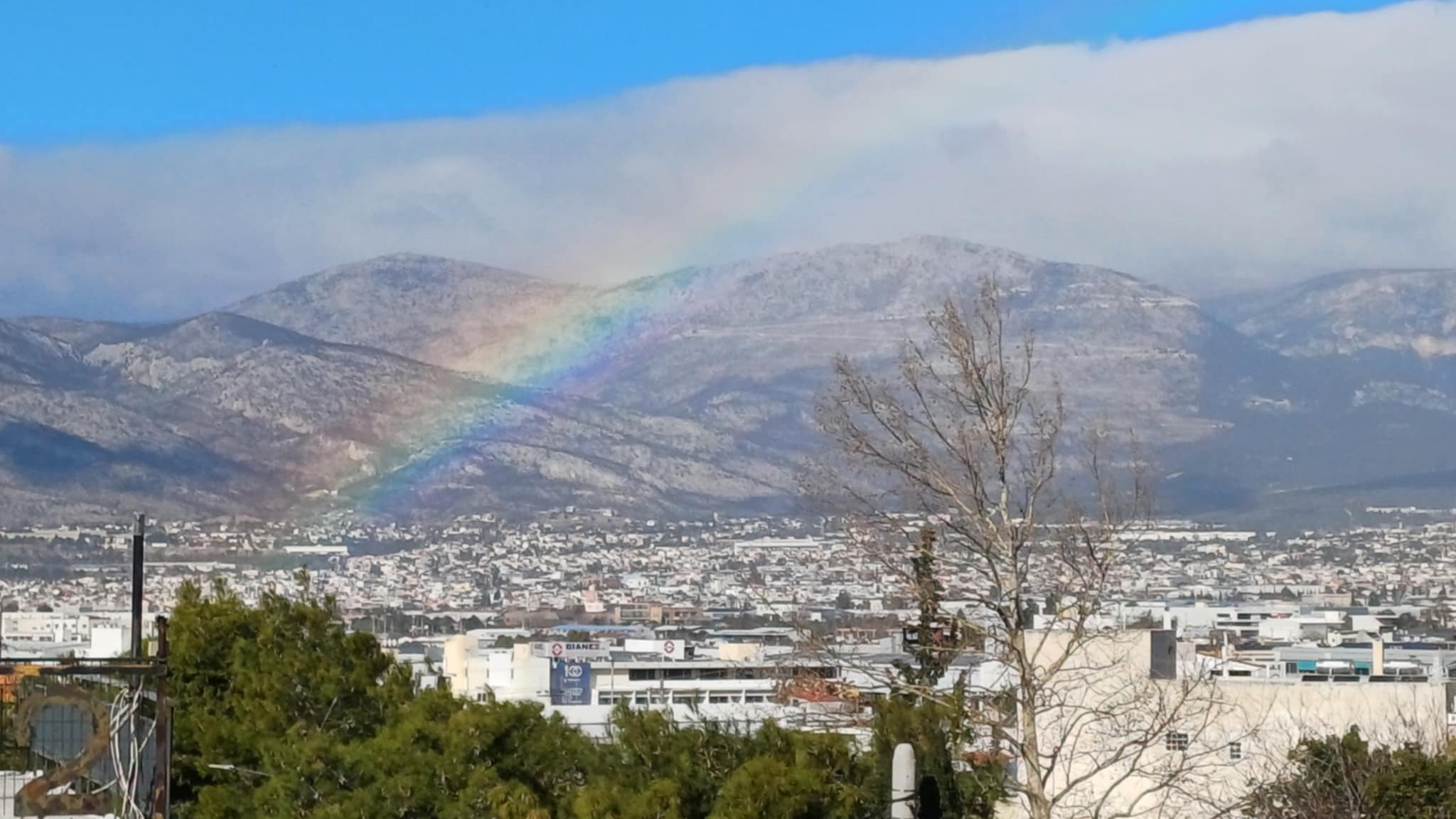 Καιρός: Χιονίζει στην Πάρνηθα – Ευχάριστη έκπληξη το τόξο του ουρανού