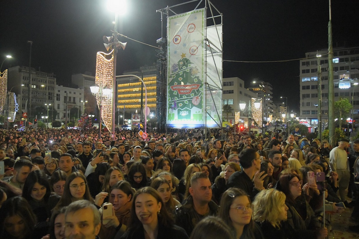 Φωταγωγήθηκε το χριστουγεννιάτικο δέντρο στον Πειραιά: Οι διάσημοι που παρευρέθηκαν – Φωτογραφίες