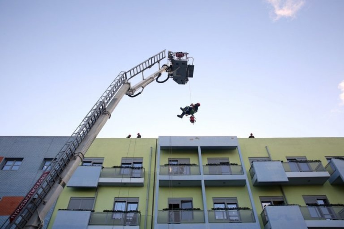 Ιπτάμενοι» πυροσβέστες προσέφεραν δώρα και χαρά στα παιδιά της ογκολογικής μονάδας παιδιατρικής