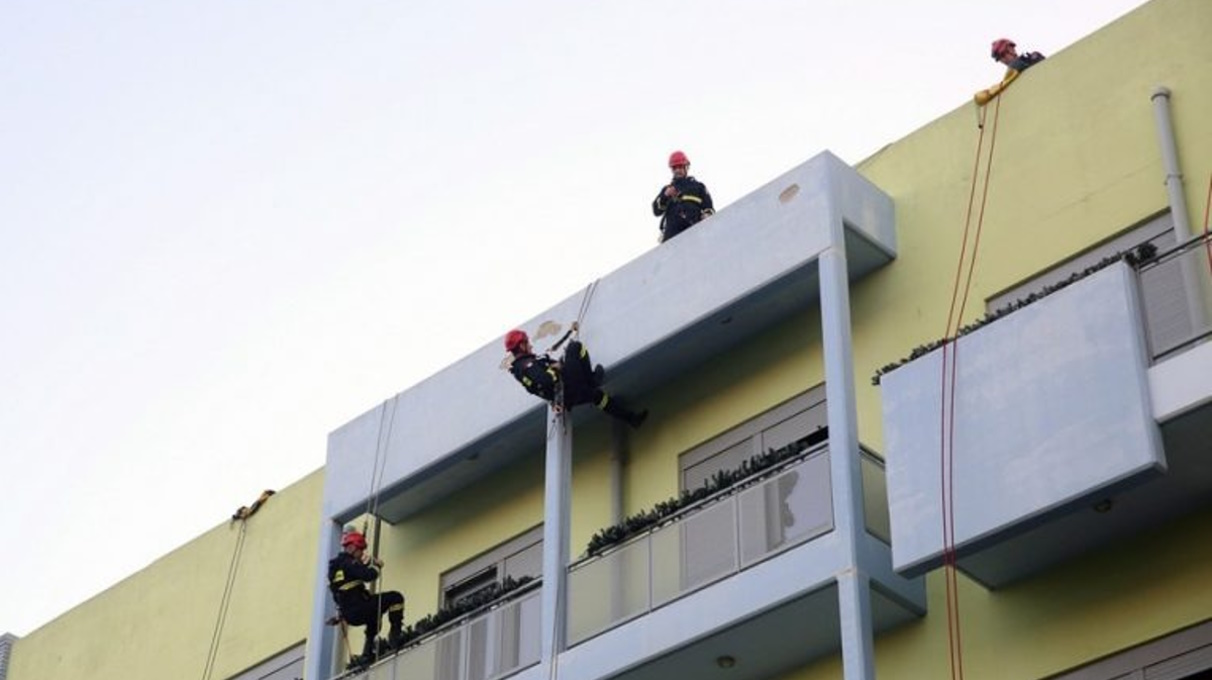 Ιπτάμενοι» πυροσβέστες προσέφεραν δώρα και χαρά στα παιδιά της ογκολογικής μονάδας παιδιατρικής