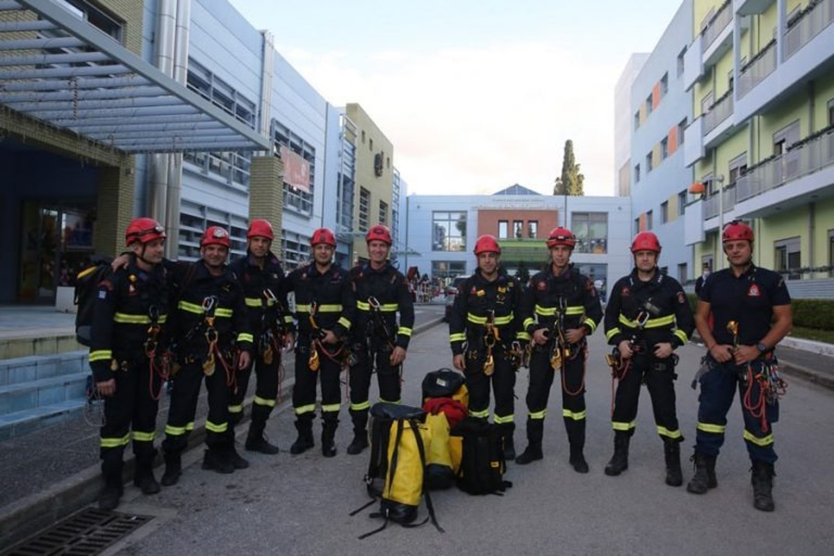 Ιπτάμενοι» πυροσβέστες προσέφεραν δώρα και χαρά στα παιδιά της ογκολογικής μονάδας παιδιατρικής