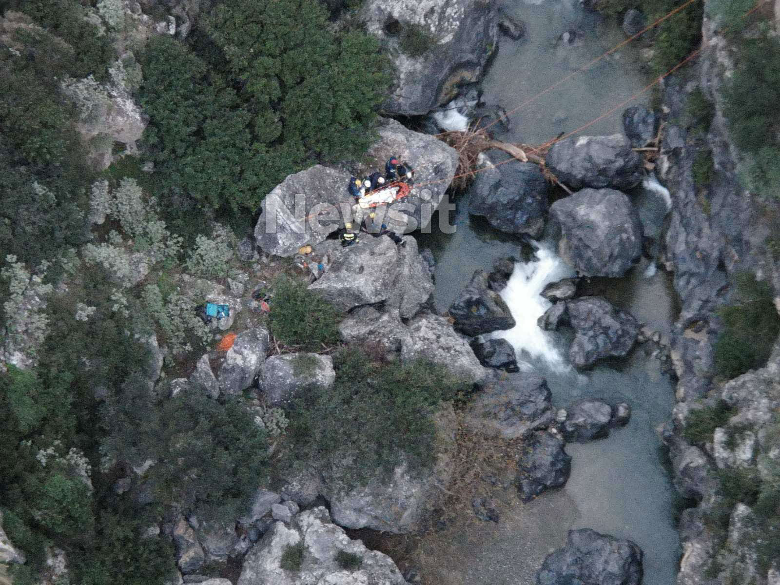 Κρήτη: Διασωληνωμένη 33χρονη επισκέπτρια που έπεσε από μεγάλο ύψος στη Μονή Πρέβελης – Συγκλονιστικές φωτογραφίες από τη διάσωση