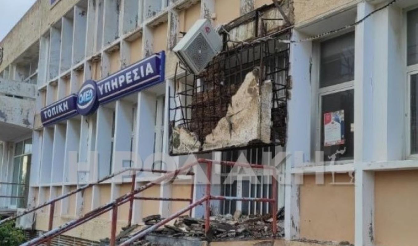 Κατέρρευσε το μπαλκόνι στο κτίριο του ΟΑΕΔ στη Ρόδο – Εργαζόμενοι και επισκέπτες γλίτωσαν την τελευταία στιγμή