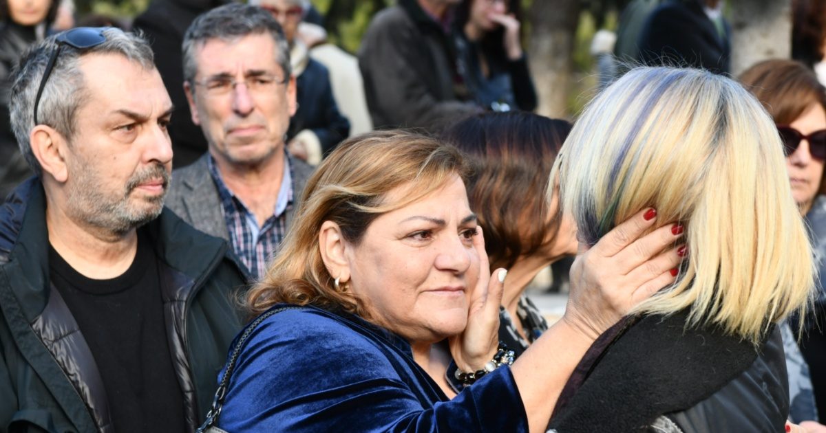 Κηδεία Κώστα Γεωργουσόπουλου: Συγκινημένη η Βίκυ Σταυροπούλου στο τελευταίο «αντίο» – Μαζί της ο Χρήστος Χατζηπαναγιώτης